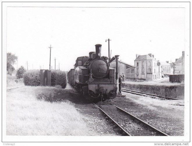 56 - Gourin Vers Carhaix Train locomotive vapeur faisant de l´eau le 13 juillet 1953.jpg