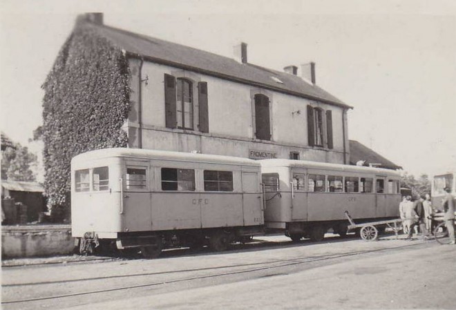 85 - FROMENTINE, sept. 1948  Arrivée de l'Autorail de CHALLANS. CFD TRAMWAYS DE LA VENDEE. Photo Pérève..jpg