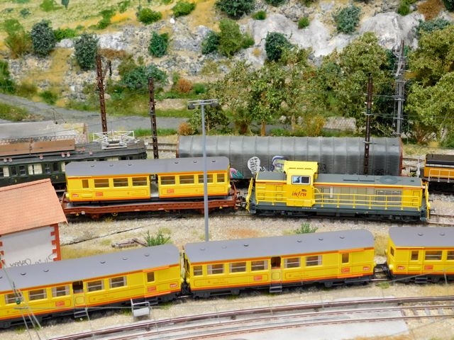 16 DéJiPé (Jean Pierre Dereux) Tren Groc (Le Train Jaune)