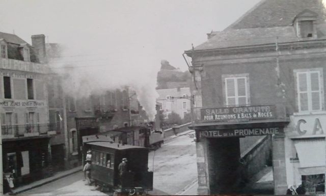 07 TI Argenton sur Creuse Train dans la Ville Hotel du Pont Neuf Coll François Xavier Planque