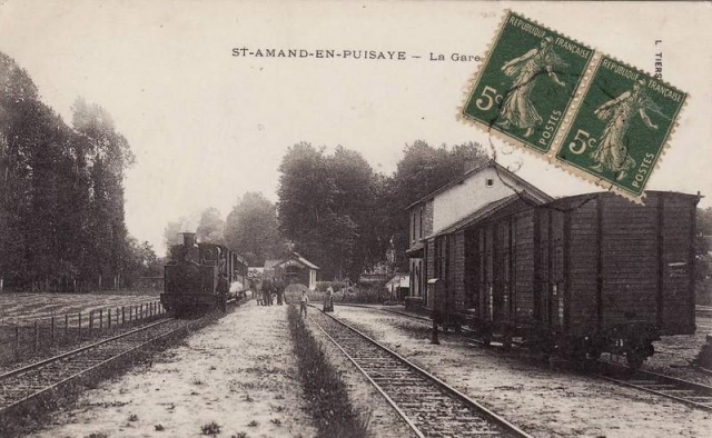 S.E. Nièvre Saint-Amand en Puisaye Gare remise Couverts Train
