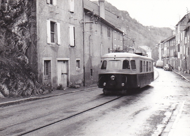 CFDT Pierre Segade Billard A80d Traversant l bourgade (version couleur existe) 29.12.1962 Photo Bazin