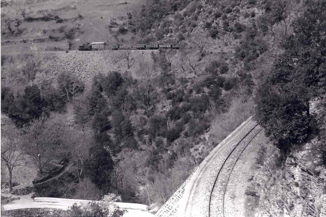 CFD Lozère St-Frézal de Ventalon 22.04.65 JL Rochaix train de retour, toujours sur le site en sortie de la gare de Saint frezal de Ventalon