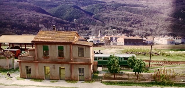 Olot-Gerona 01 Gare LES PLANES D'HOSTOLES fon de décor