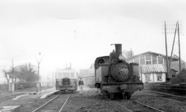 S.E. Somme Péronne De Dion NJ M-10 (remise en tête) Haine-Saint-Pierre 3.856 (1921) (avant accrochage rame tombereaux) Déc. 1949 Photo Laurent