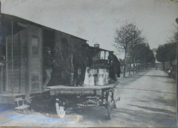 TIV Fourgon Transport de Lait Charette date ? Photo Guittet coll Bourneuf