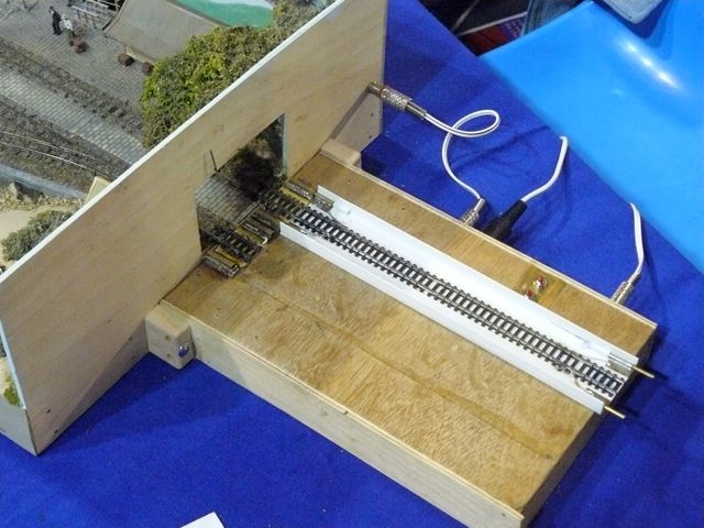 Cassette train à charnières pour connexion électrique