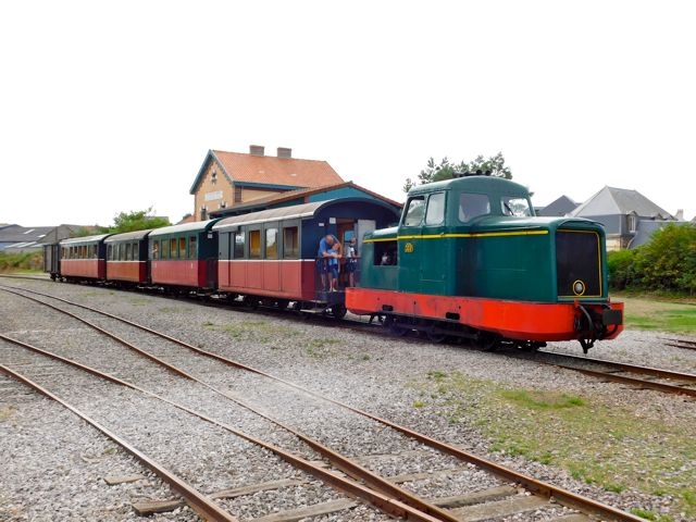06 CFBS 18.08.21 Locotreur 351 Rame Suisse