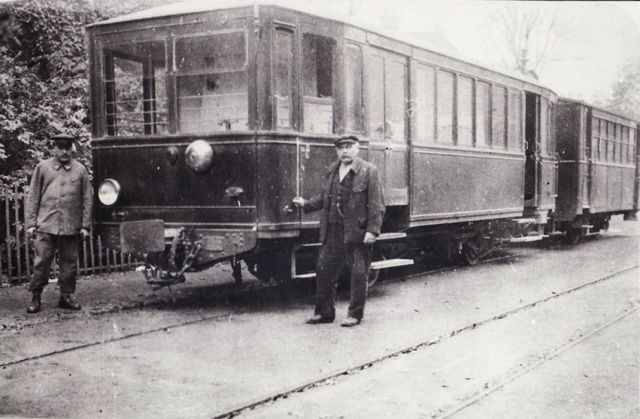 1946 (?) Soissons st Waast Automotirce Renault Scemia RS4 n°6 aprés son transfert de la vallée de Celles Dépot de Saint-Waast Photo Chapuis la Vie du Rail Coll Péréve 01