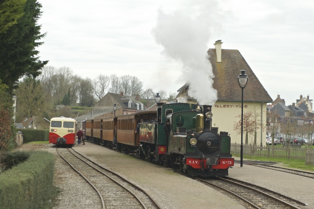 CFBS Train du Pére Noel 030T TIV + 230T RB Double Traction 19.12.15 Photo Peter Lovell FLICKR