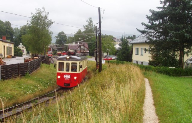 Départ d'un train assuré par la 111 en direction de Vöcklamarkt