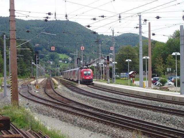 La gare ÖBB de Payerbach vue de celle du Höllentalbahn