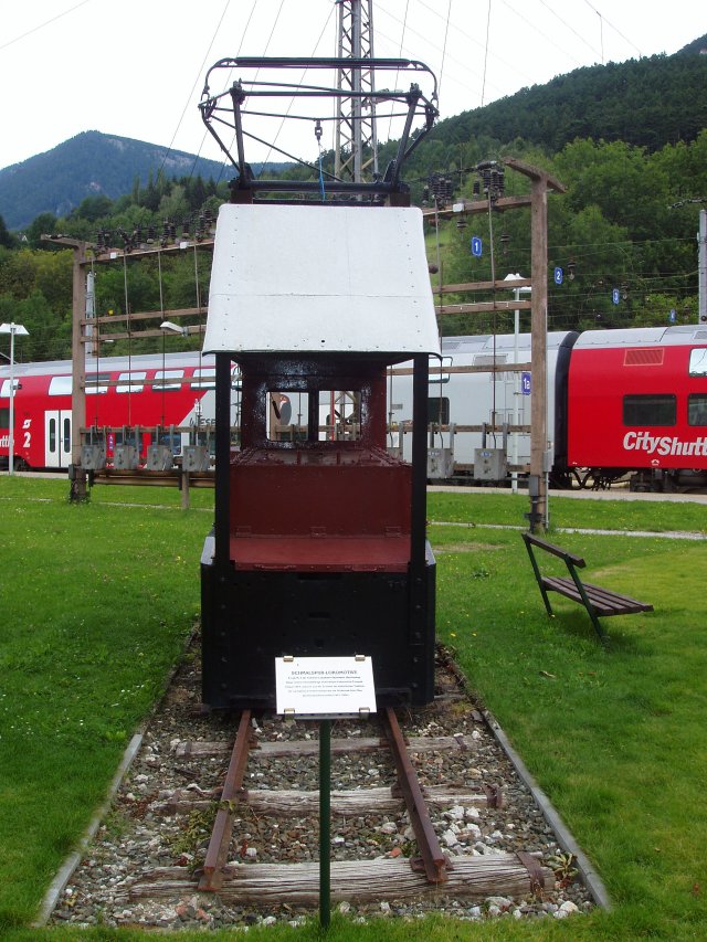 La locomotive E3 de face au musée de plein air d'Hirschwang