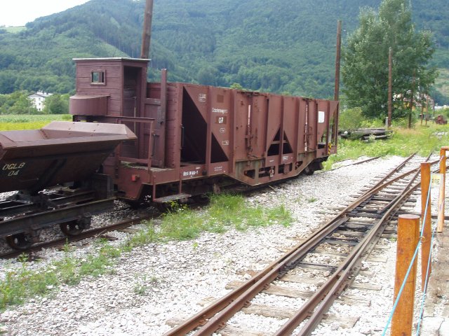 Les wagons trémies 04 et 07 garés à Hirschwang