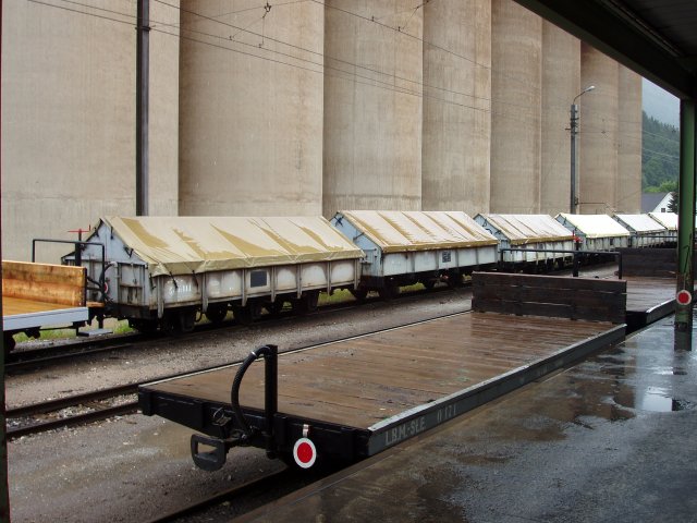 La vue typique de la gare de Mixnitz: les silos et la rame de wagons à bouts ouvrants vus du quai de transbordement