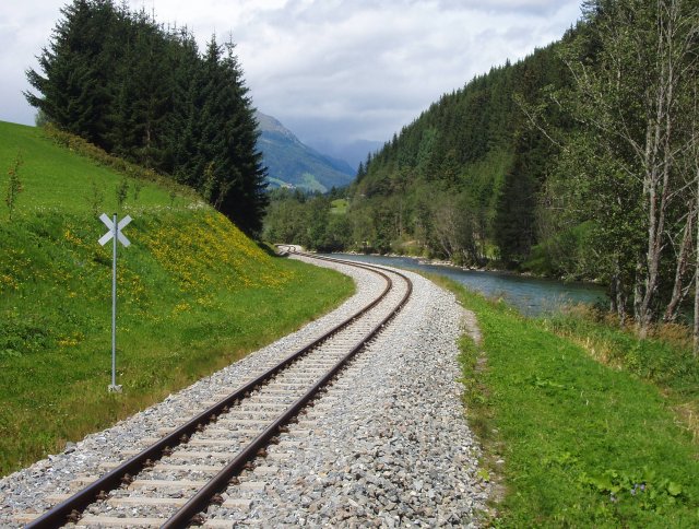 La ligne en rails soudés sur traverses béton le long de la Mur avant l'arrivée à Tamsweg