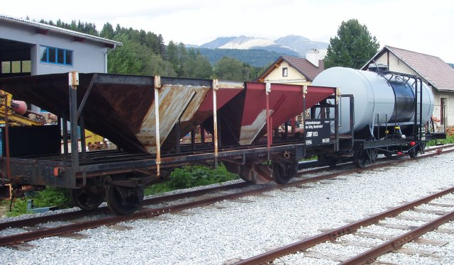 En gare de Mariapfarr, un ballastière et un wagon citerne pour le train désherbeur