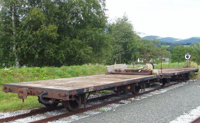 Sur le tiroir opposé, coté Tamsweg, de la gare de Mariapfarr, deux wagons plateforme