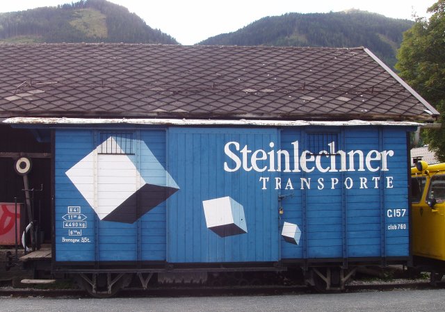 En gare terminus de Mauterndorf, un wagon couvert à 2 essieux revêtu d'une livrée publicitaire