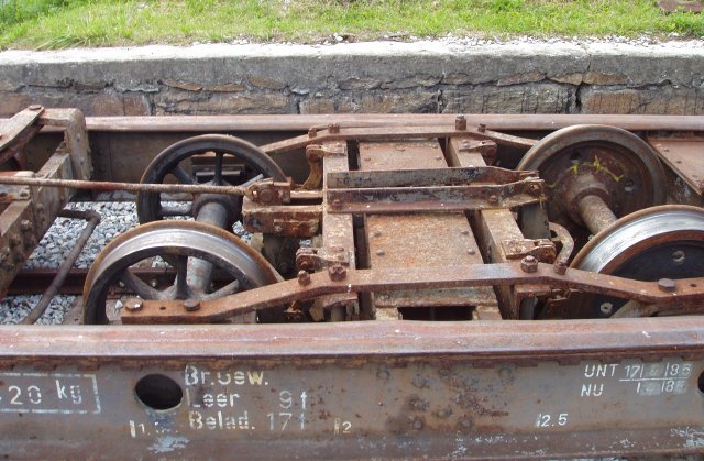 Détail du chassis et d'un bogie du wagon surbaissé pour le transport de wagons à voie normale