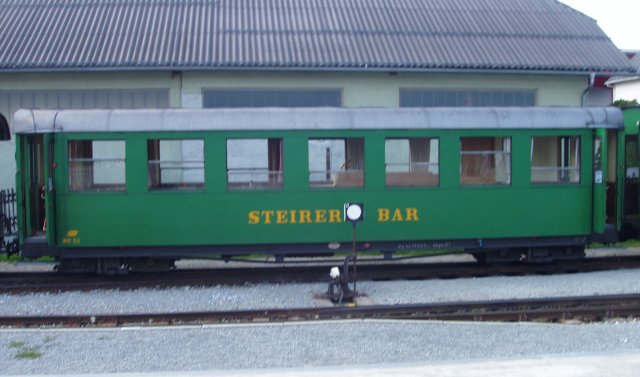En gare de Tamsweg une des deux voitures bar incorporée au train vapeur du 22 août 2006