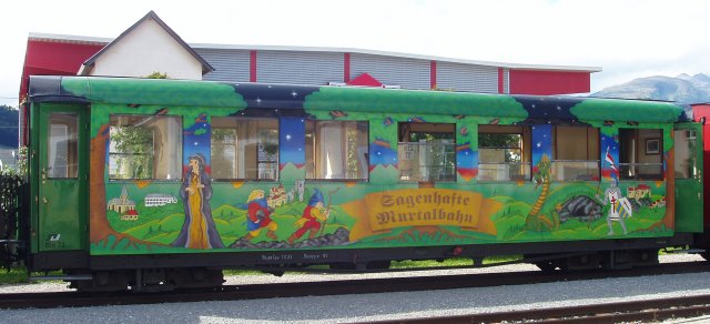 Dans le même train une voiture décorée de dessins à destinations des enfants