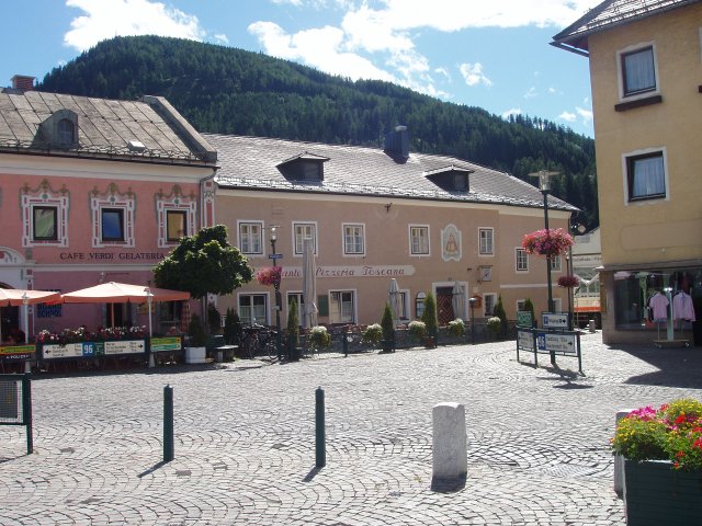 La place centrale de Tamsweg avec ses façades décorées
