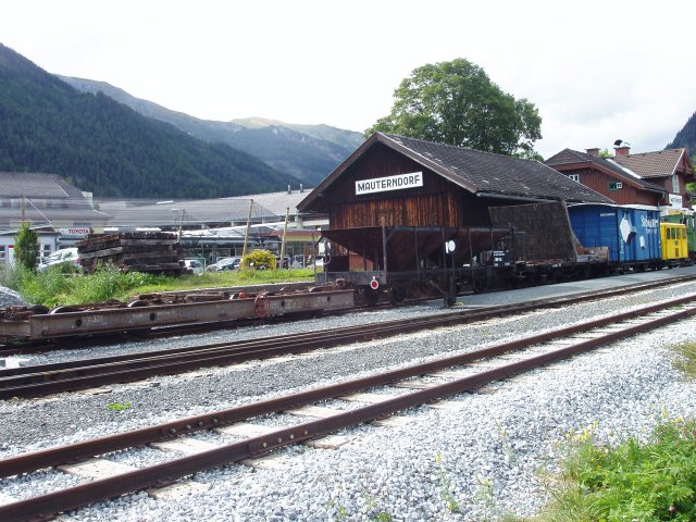 La gare de Mauterndorf vue en son milieu vers le terminus avec les anciennes installations marchandises
