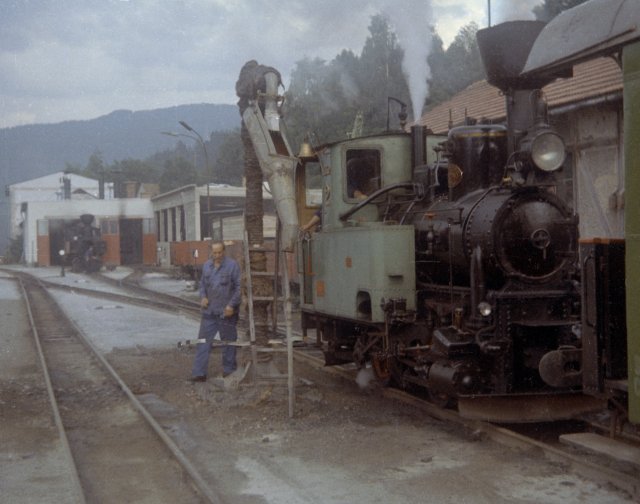 La Stainz 2 fait de l'eau en gare de Murau en 1971. Au fond la U 40