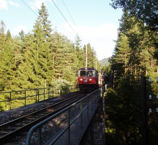 Une E 1099 en tête d'un train entre Mitterbach et Erlaufklaus