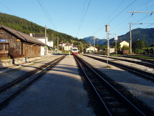 La gare de Mariazell vue en direction de Gußwerk avec l'automotrice 4090.002 au milieu du plateau de voies