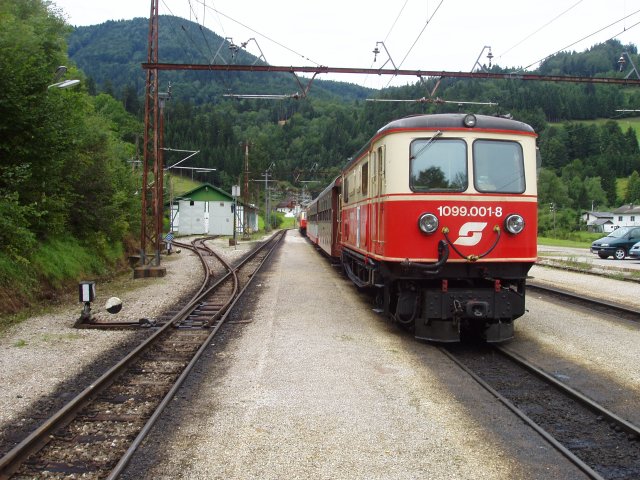 La 1099-001 stationnée en gare de Lanbenbachmülhe et à gauche la remise à double voie