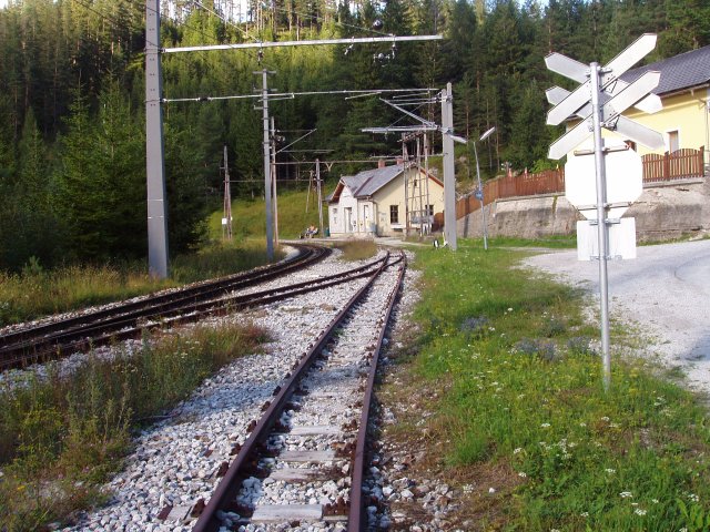 Vue de la gare isolée d'Erlaufklause en direction de St. Pölten, prise du passage à niveau situé coté Mariazell