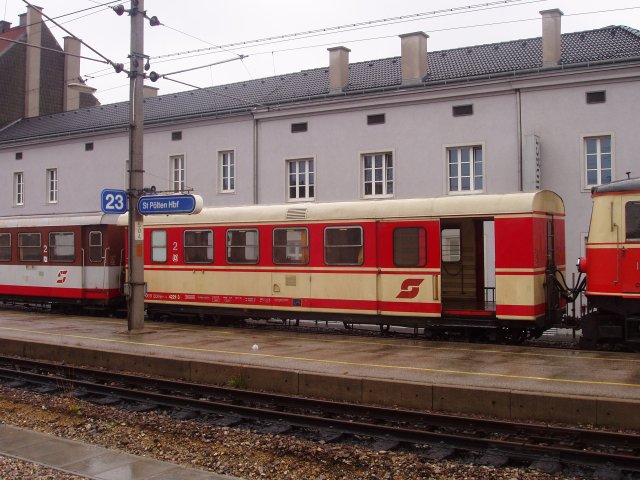 Une rame de 4 voitures confiée à la 1099.001 attend le départ en gare de St. Pölten le 7 août 2006 sous les trombes d'eau