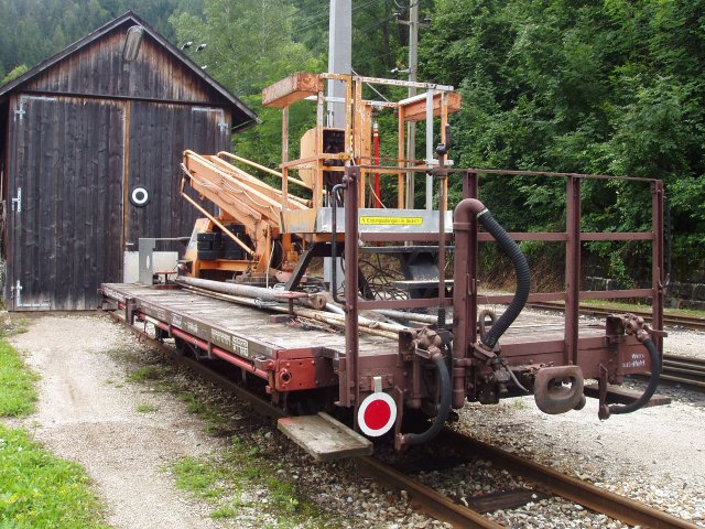 Un wagon plat portant une nacelle stationne devant la remise des chase-neige en gare de en gare de Lanbenbachmülhe