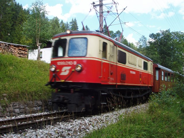 Le 13 août 2006 juste après la gare de Mitterbach, la 1099.010 amène vers St. Pölten une rame comprtant des voitures historiques