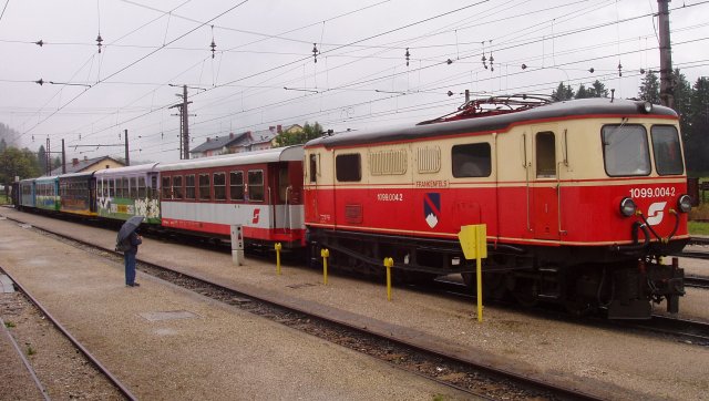 Le 12 août 2006 1099.004 est vue de 3/4 après remise en tête en gare de Mariazell