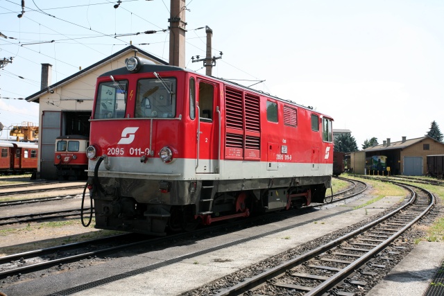La 2995.011 en livrée rougfe à bande blanche en attente à St. Pölten Alpenbahnhof