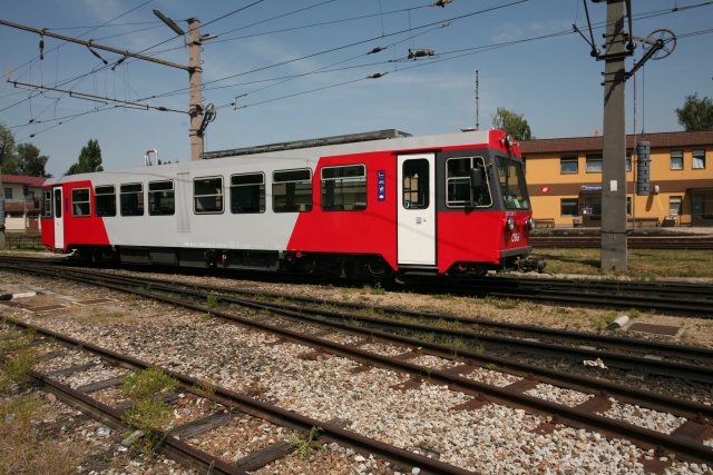Vu de 3/4 du 5090.004 en livrée « City Shuttle » manoeuvre en gare de St. Pölten Alpenbahnof