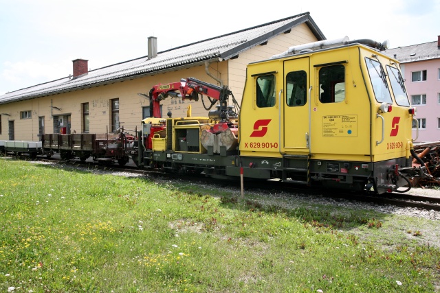 La draisine multifonction 629.901 sur le Mariazellerbahn garée le long de la remise de Mariazell