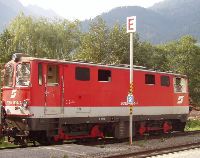 La 2095.004 tracte un train voyageur sur le Pinzgaubahn en août 2003