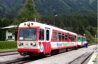 Le Tribwagen et sa remorque attendent le départ en gare de Kriml, terminus du Pinzgaubahn