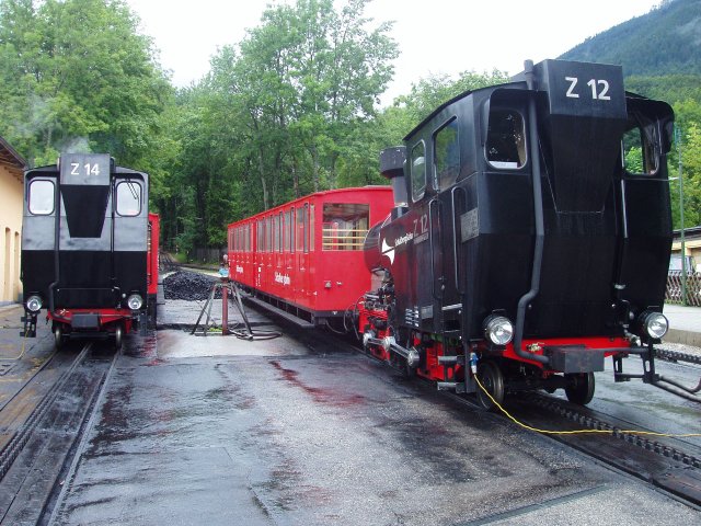 Les Z12 (999.012) et Z14 (999.014) en livrées noires, attendent en gare de St. Wofgang