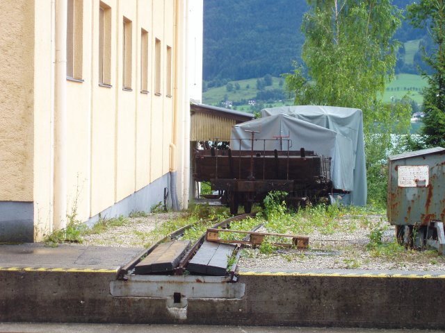 Un autre wagon plat garé le long de la remise inférieure. Cette vue montre aussi les détails de la structure de la fosse du pont roulant