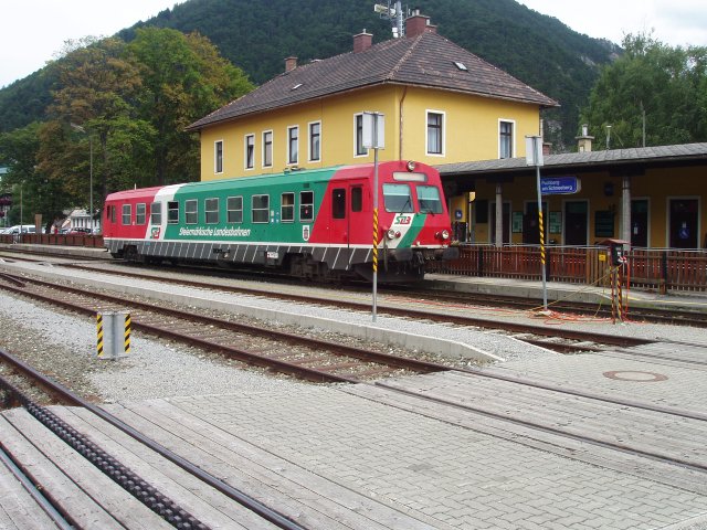 L'imposant BV de la gare de Puchberg am Schneeberg situé coté voies normales