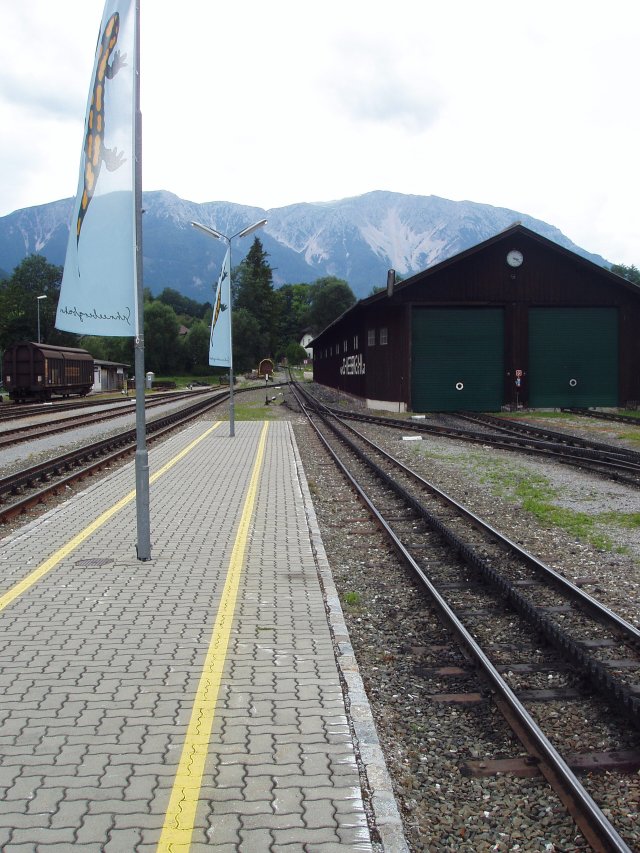La gare de Puchberg am Schneeberg vue coté Schneeberg avec les voies métriques à crémaillère et la remise la plus ancienne