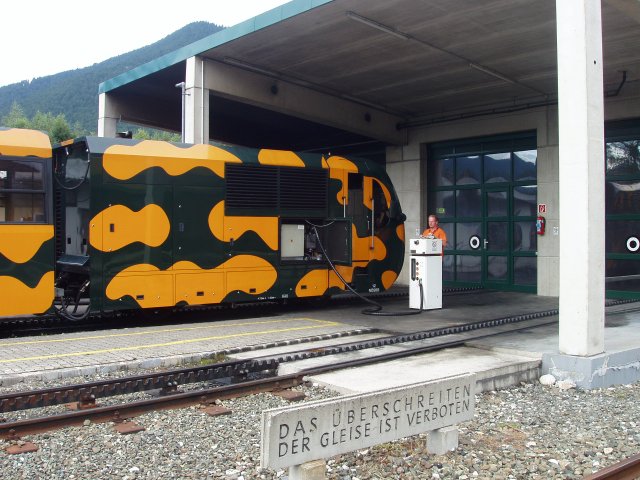 La gare de Puchberg am Schneeberg vue coté Neustad avec les vies métriques à crémaillère et la remise moderne des rames Salamander
