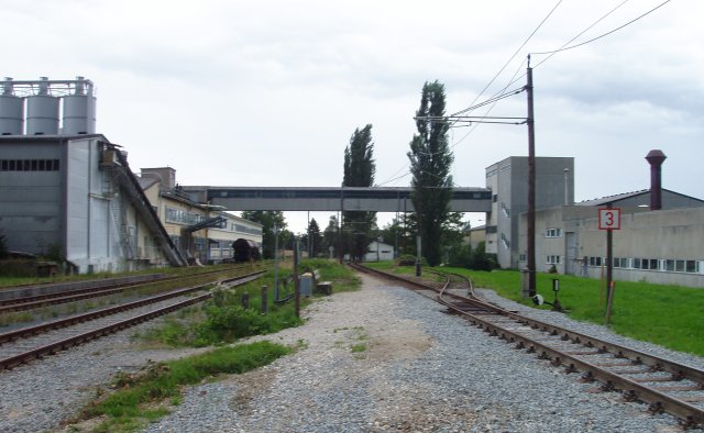 La gare d'Engelhof vue coté Gmunden, dominée par l'usine