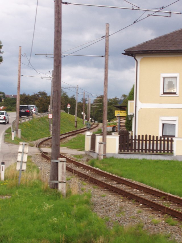 En quitant la gare d'Engelhof, la ligne vire brusquement pour monter en longeant la route fédérale