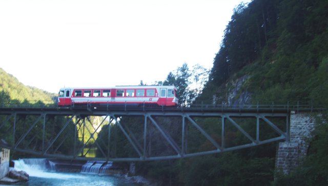 Le 5090.013 assurant un Ybbstitz - Waidhofen passe sur le viaduc métallique de Gstadt